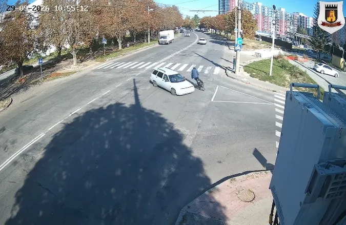 ВАЗ протаранив велосипедиста на перехресті у Луцьку: момент ДТП потрапив на камеру (відео)
