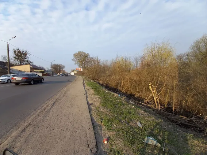 На Набережній, куди везли сніг з усього Луцька, пошкодився тротуар (фото)