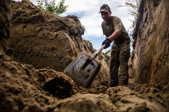 Мінують поля і риють траншеї: Україна робить північний кордон непрохідним (фото)