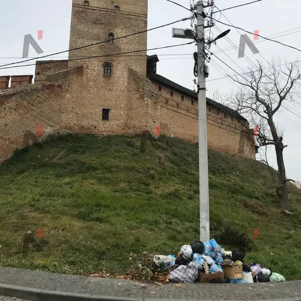 Лучани скидають сміття просто під замком: чому так роблять (фото)