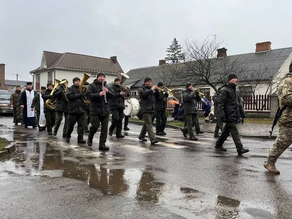 Залишилась дружина і діти: на Волині прощались із військовим Дмитром Мельничуком (фото)