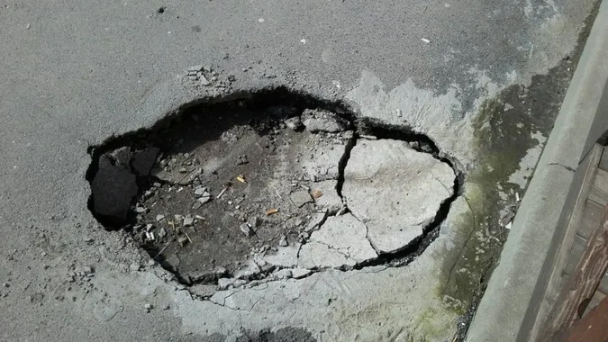 На центральній вулиці Луцька провалюється асфальт (фото)
