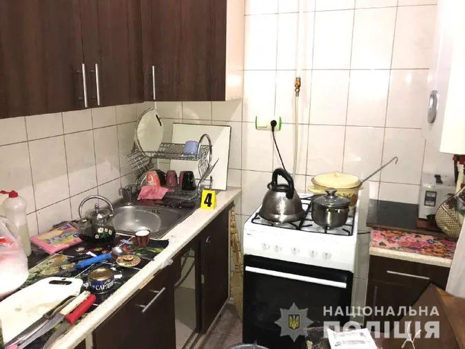 На Рівненщині жінка знайшла на балконі своєї квартири труп невідомого чоловіка (фото)
