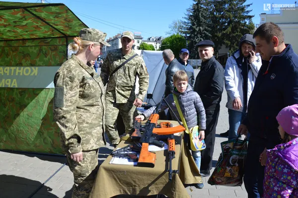 У Луцьку закликають вступити у війська ЗСУ
