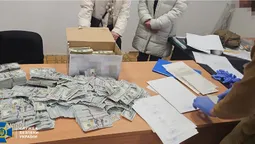 Допомагав ухилянтам: в ексочільника ВЛК Чернігівщини знайшли майже мільйон доларів (фото)