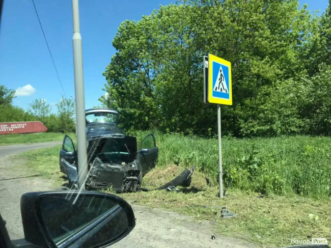 Під Луцьком Audi протаранила електроопору  (фото)