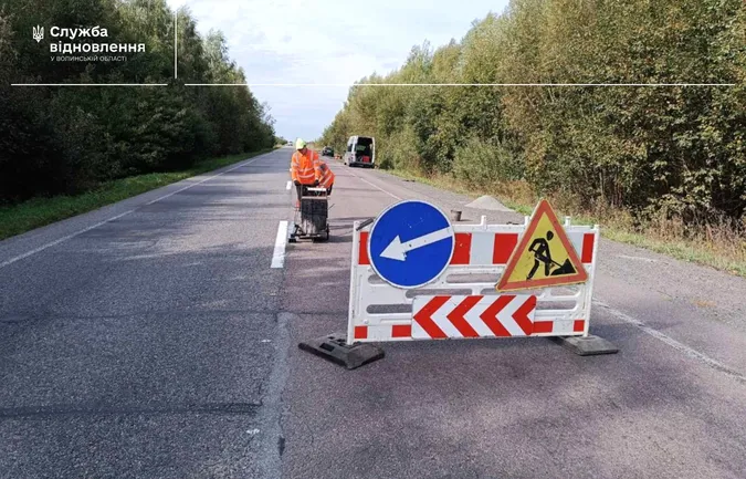 Взялися за вибоїни, мости, розмітку та узбіччя: на Волині ремонтують дороги (фото)