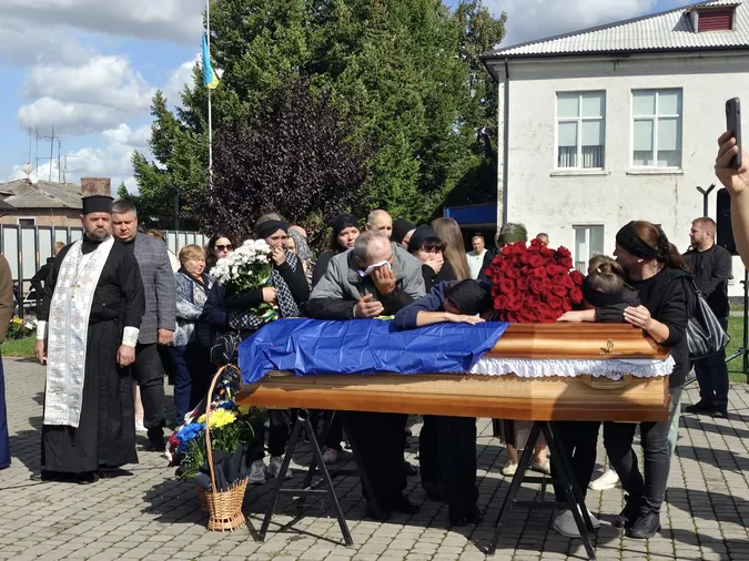 Був надзвичайно доброю людиною: на Волині попрощалися із воїном Віталієм Козлом (фото)