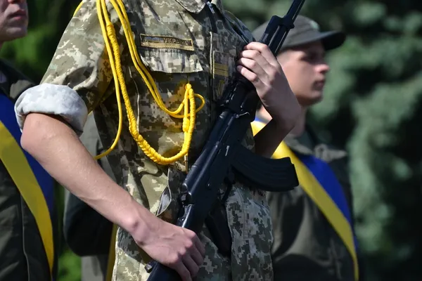 Мовчки та зі сльозами: у Луцьку вшанували пам'ять жертв Другої світової війни (фото)