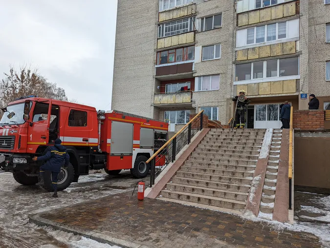 Загорівся матрац: у Луцьку гасили пожежу в гуртожитку (фото, відео)