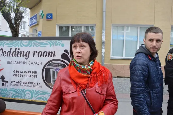 Луцькі муніципали «штурмують» митців у центрі (фото)