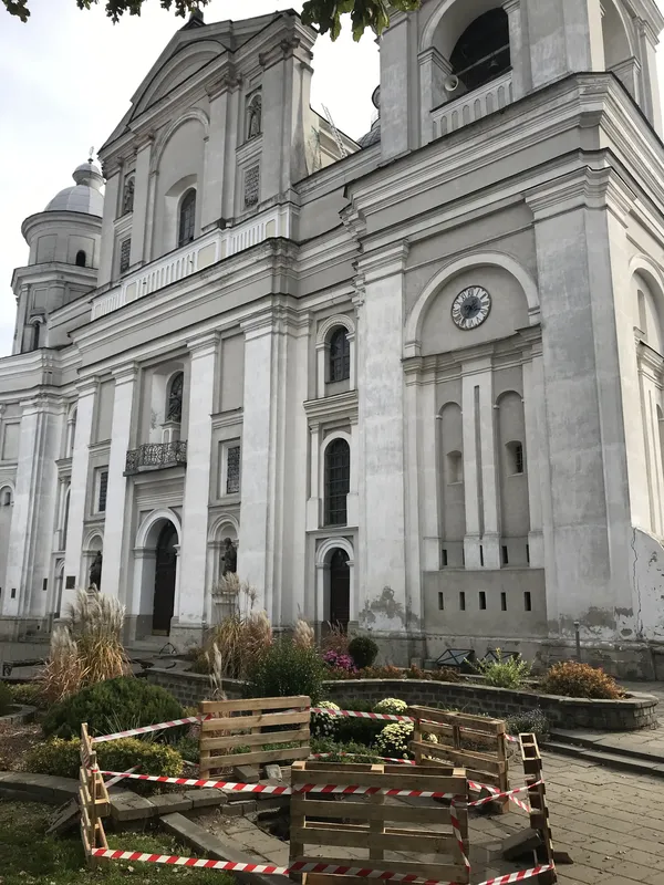 У Луцьку біля костелу утворилося провалля: глибина – понад 3 метри (фото)