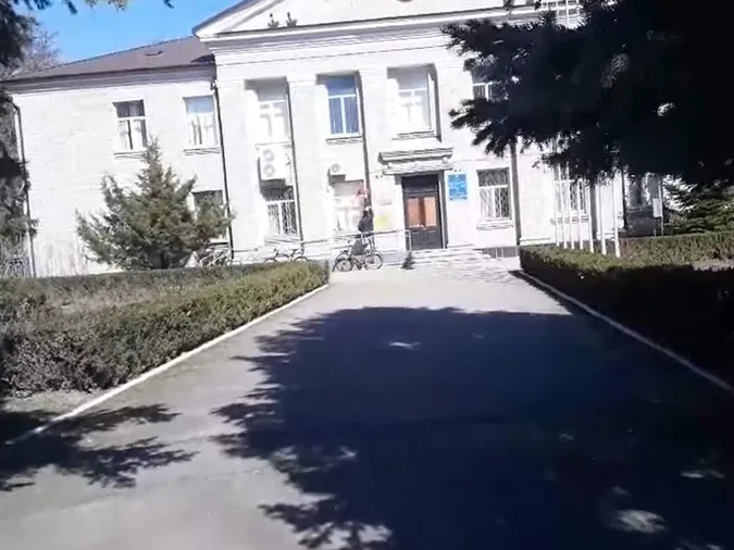 Скадовськ: російські військові познімали українські прапори