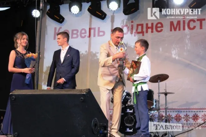 Відзначили також юного виконавця Олександра Шевчука, якого називають місцевою гордістю. У вересні минулого року Сашко виступав на міжнародному фестивалі дитячої творчості «Під крилами Оріону» і здобув третє місце