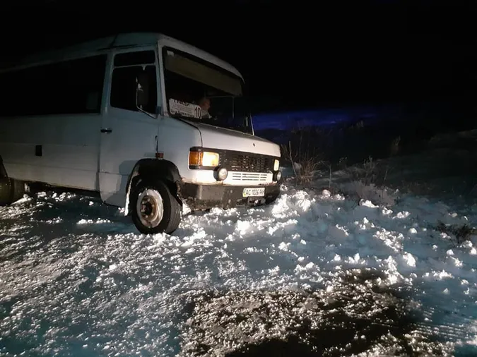 У Нововолинську рятувальники визволяли маршрутку із замету (фото)