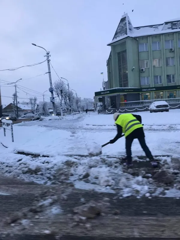 У Луцьку залучили більшу частину снігоприбиральної техніки (фото)