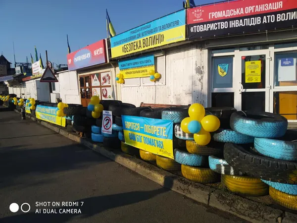 Підприємці Центрального ринку креативно привітали лучан з Днем Конституції (фото)