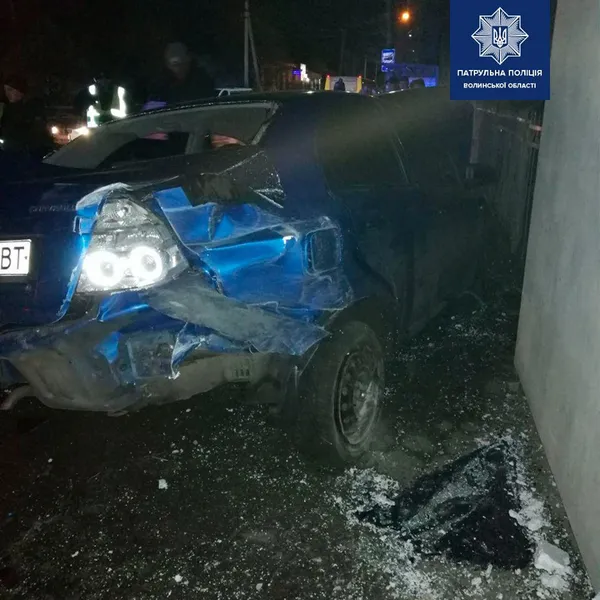 Авто розбите вщент: у Луцьку п'яний водії в'їхав у стовп (фото)