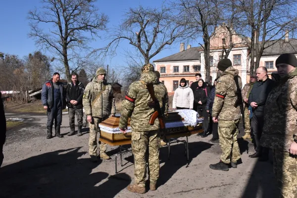 Їхав у відпустку, а повернувся «на щиті»: на Волині попрощалися з воїном Анатолієм Стасюком (фото)