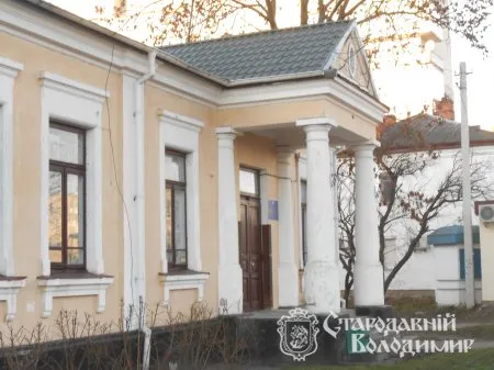 Що приховує будинок із колонами у Володимирі (фото)