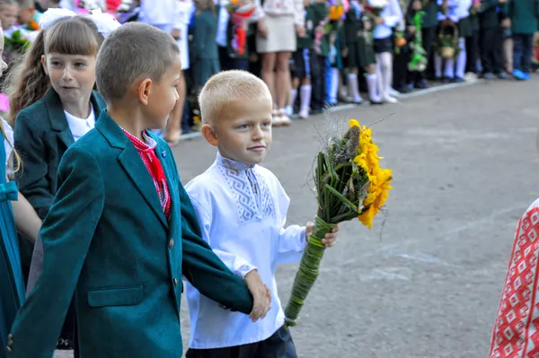 «Сонний» і «квітковий» перший дзвоник в луцьких школах (фото)