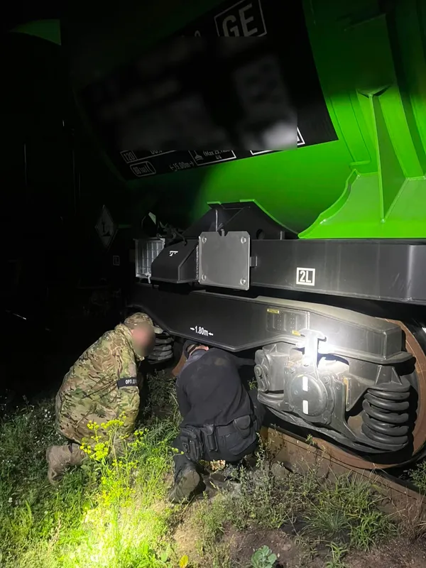 На Волині у колісних парах потяга знайшли 700 пачок контрабандних сигарет (фото)