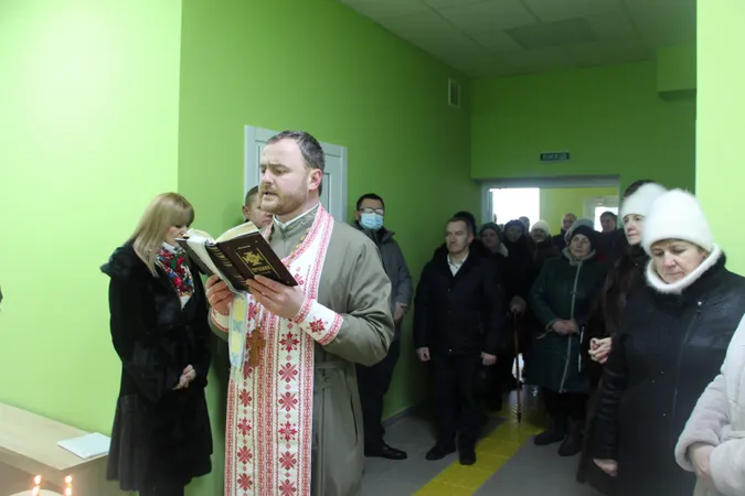 Зі священником та стрічкою: в селі на Волині відкрили амбулаторію сімейної медицини (фото)