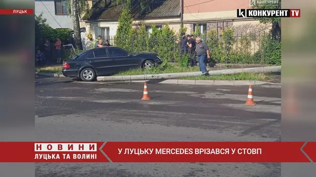 ДТП на Клима Савура у Луцьку: «мерс» зніс стовп (фото, відео)
