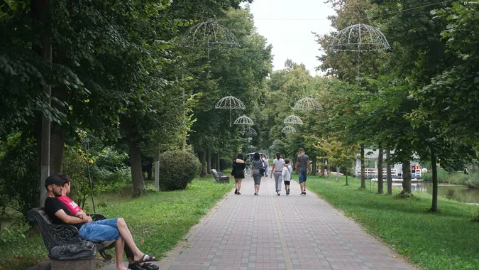 Осінь вже близько: як минули вихідні у Центральному парку Луцька (фото)