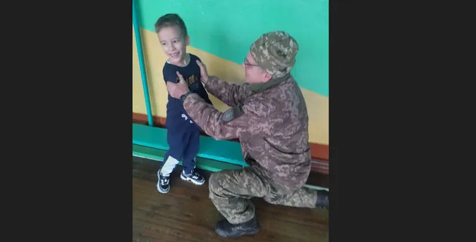 Зворушливо до сліз: боєць приїхав до хлопчика з Луцька, аби подякувати за малюнок