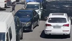 Дитина вибігла на дорогу: з'явилось відео ДТП на переході у Луцьку