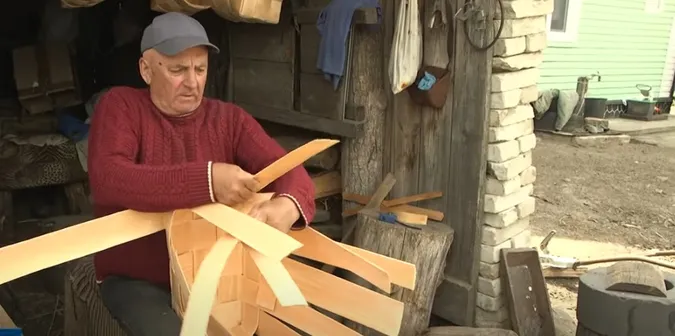 На Волині чоловік робить унікальні кошики з дерева за старовинною технологією (відео)