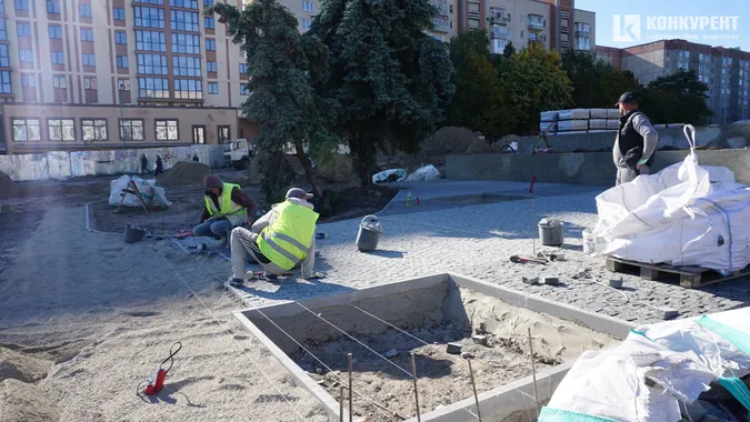 Робота кипить: як реконструюють площу перед РАЦСом у Луцьку (фото)