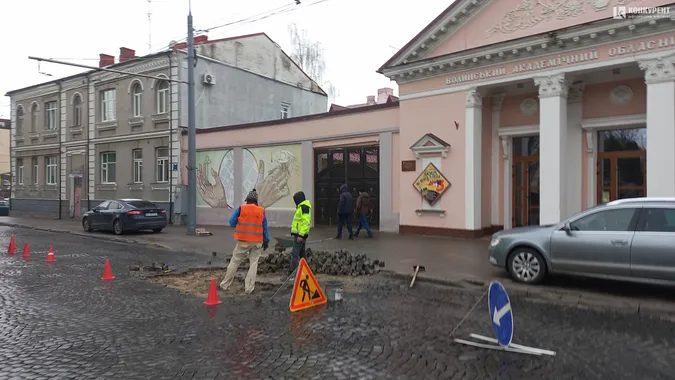 У Луцьку на Богдана Хмельницького латають ями: рух ускладнений (фото)