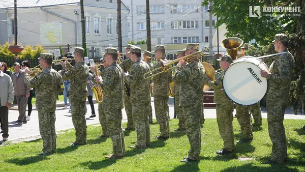 Сльози мужніх: Луцьк на колінах проводжав молодого Героя (фото, відео)