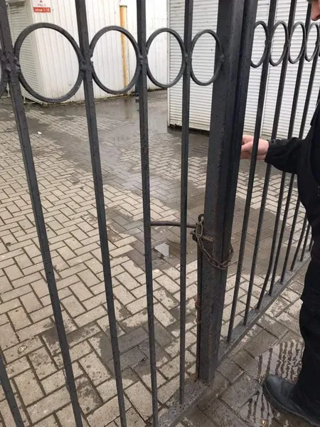 Зачинені ворота й агресивні заяви: як Старий ринок вкотре готується до переїзду (фото)