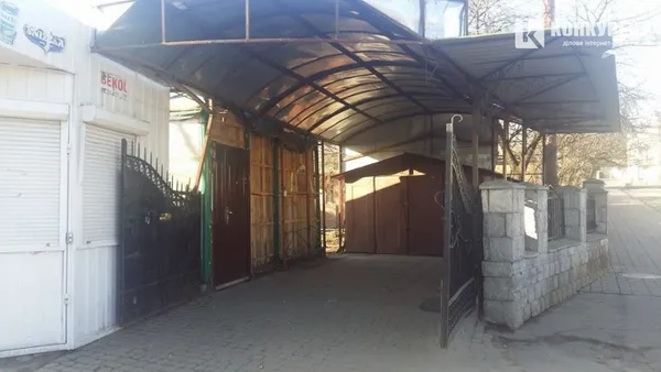 Біля Центрального ринку в Луцьку зносять кафе