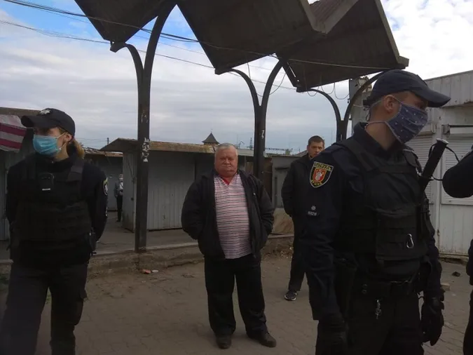 Луцькі муніципали знесли паркан на Старому ринку (відео)