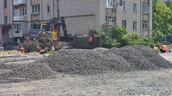 Вкладають бруківку і формують клумби: в Луцьку на проспекті Відродження ремонтують двори (фото, відео)