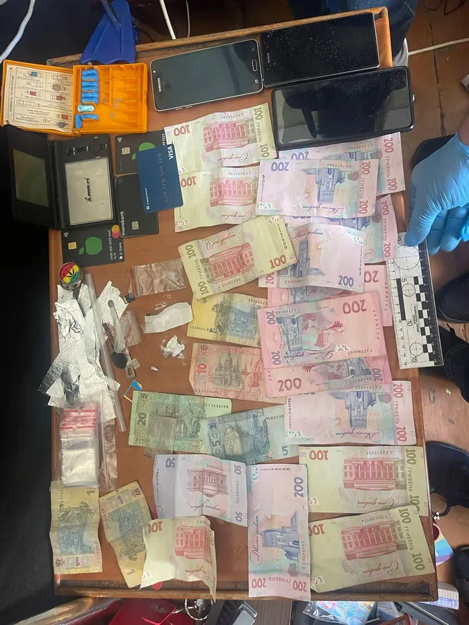 На Волині затримали двох чоловіків та жінку, які збували психотропи (фото)