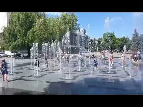 Сидіння навколо нового фонтану у Луцьку обписали вандали (фото)