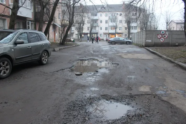 Комунальники перерили луцький двір, а місто не хоче його ремонтувати (фото)