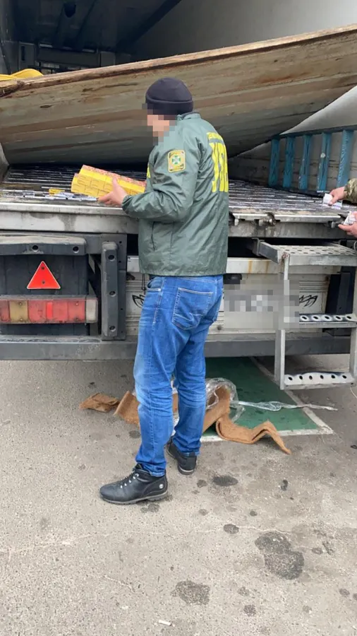Бензопилою та болгаркою: на Волині із причепа вирізали 27 тисяч пачок сигарет (фото, відео)