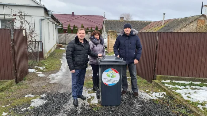 Серед жителів Підгайцівської громади розіграли призи – сміттєві баки (фото)