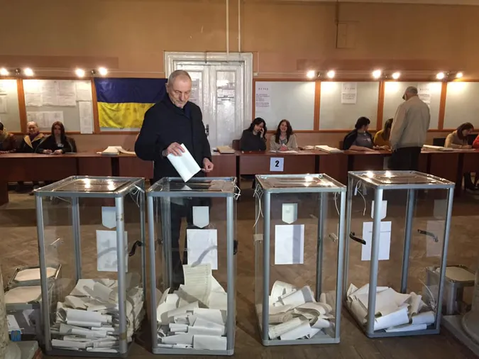 Селфі та усмішки: як голосують відомі волиняни (ФОТО)