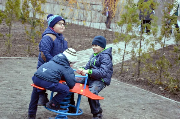 «Будуємо спільне майбутнє»: у луцьких дворах посадили дерева