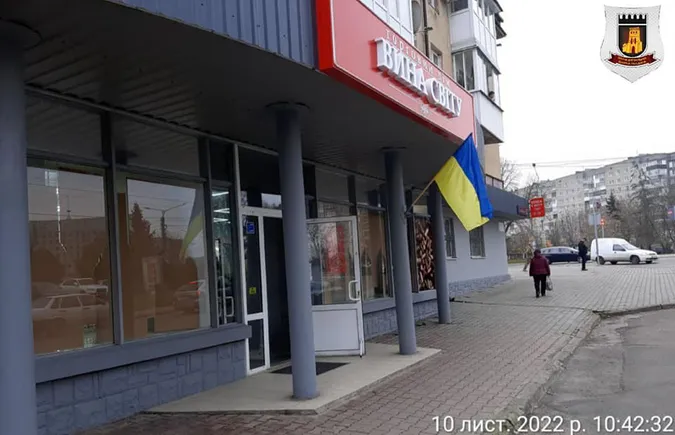 У Луцьку магазин «Вина світу» покарали за привласнення паркомісць (фото)
