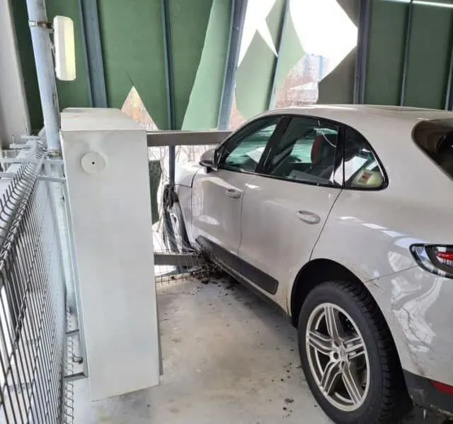 Porsche пробив стіну паркінгу на третьому поверсі (фото)