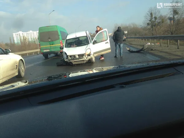 Відірване колесо і зім'ятий капот: біля Луцька не розминулися два авто (фото)