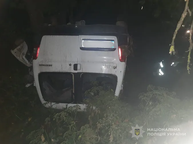 Водій загинув до приїзду швидкої: на Волині авто влетіло у стовп (фото)